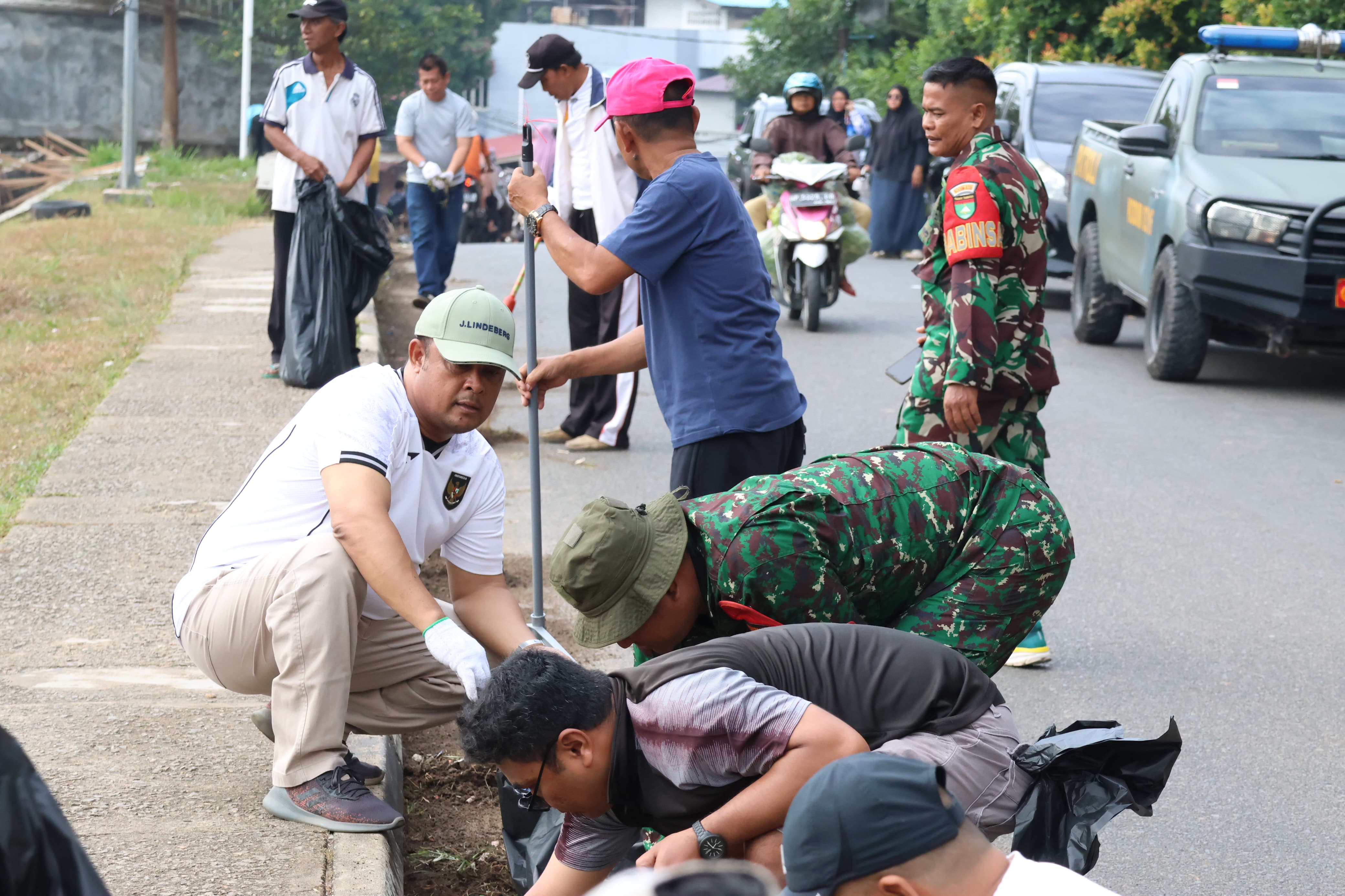 Wujudkan "Indonesia ASRI", Ketua DPRD Kepri Gelar Aksi Bersih-Bersih di Sei Harapan