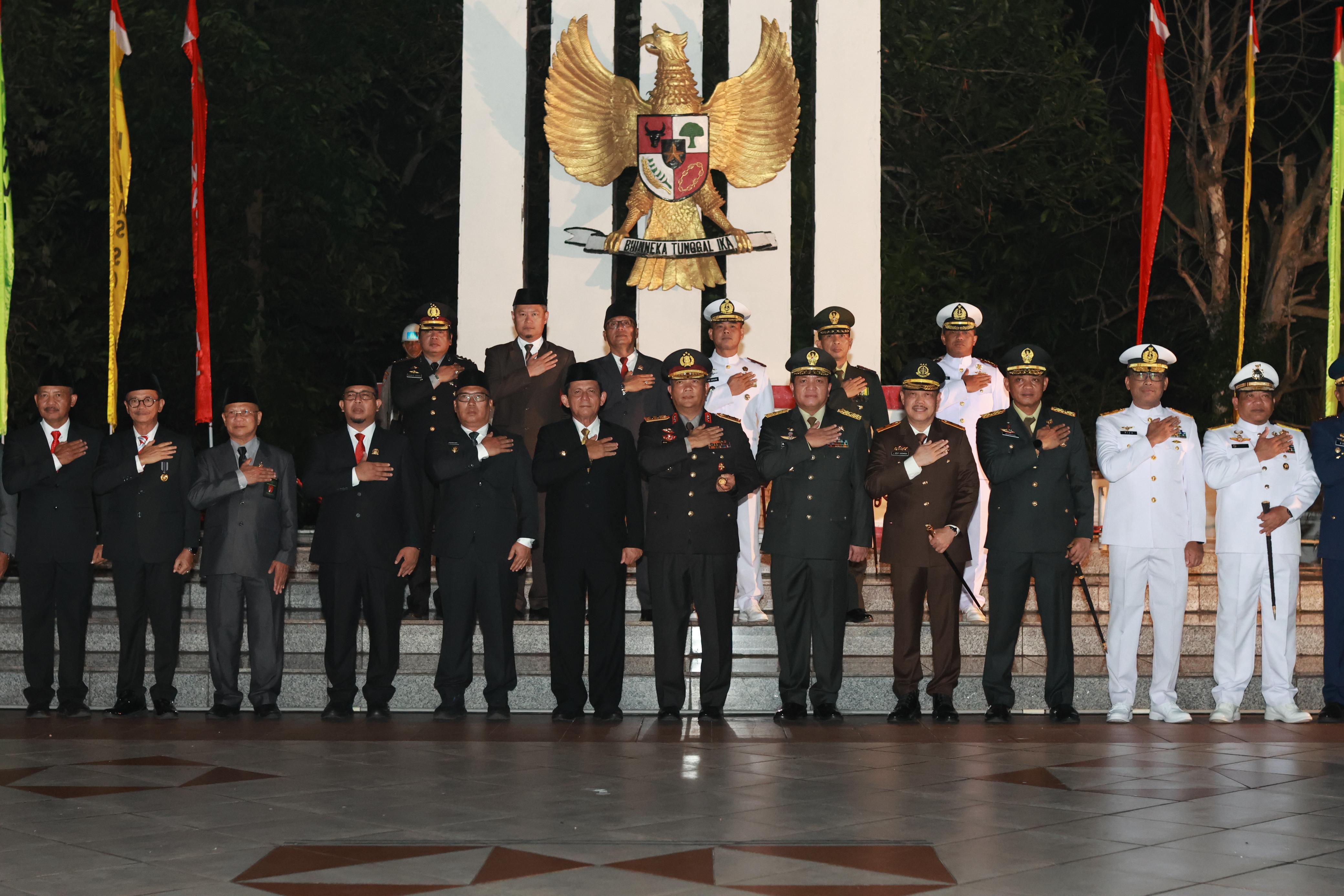 "Tegak dalam Hening,WK III DPRD Kepri Hormati Pahlawan di Apel Renungan Suci HUT RI ke-80"