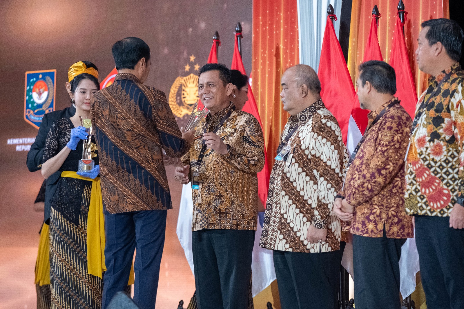 Provinsi Kepri Raih Penghargaan dengan kinerja terbaik dalam penanganan COVID-19.