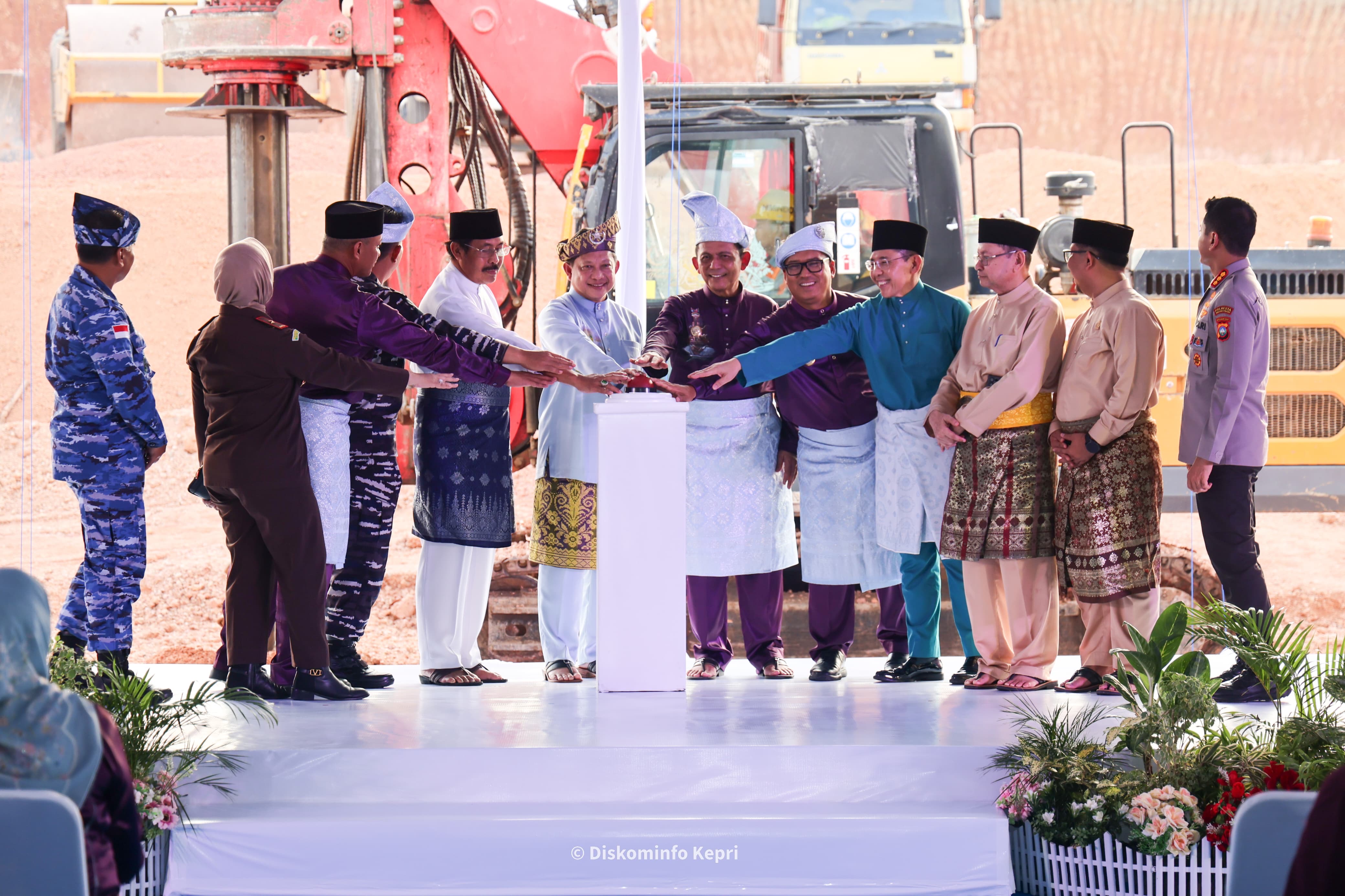 Mendagri Tito Karnavian Resmikan Groundbreaking Museum dan Monumen Bahasa Nasional di Pulau Penyengat