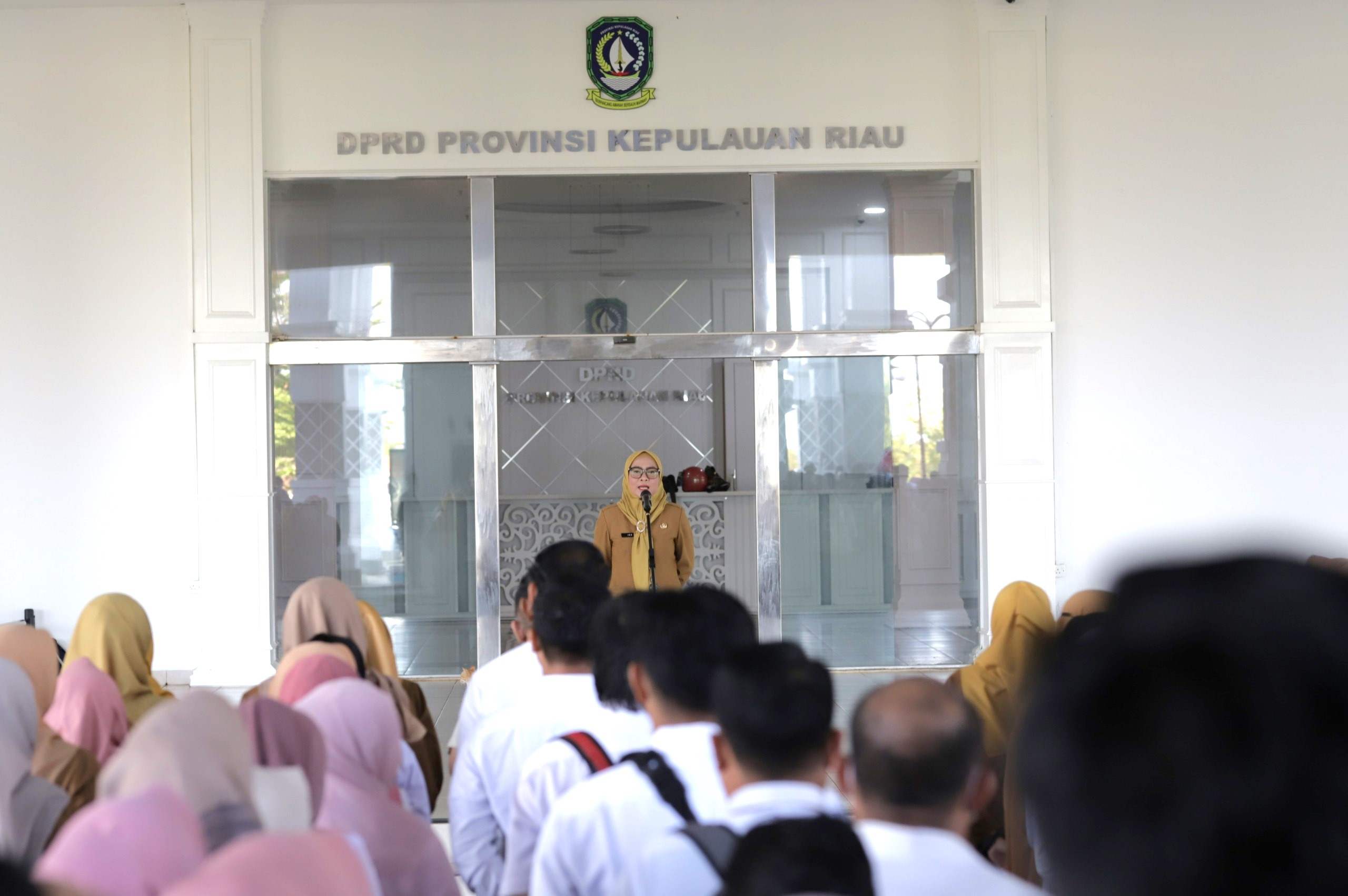 Ika Hasillah Pimpin Apel Perdana sebagai Plt. Sekretaris Dewan DPRD Provinsi Kepulauan Riau