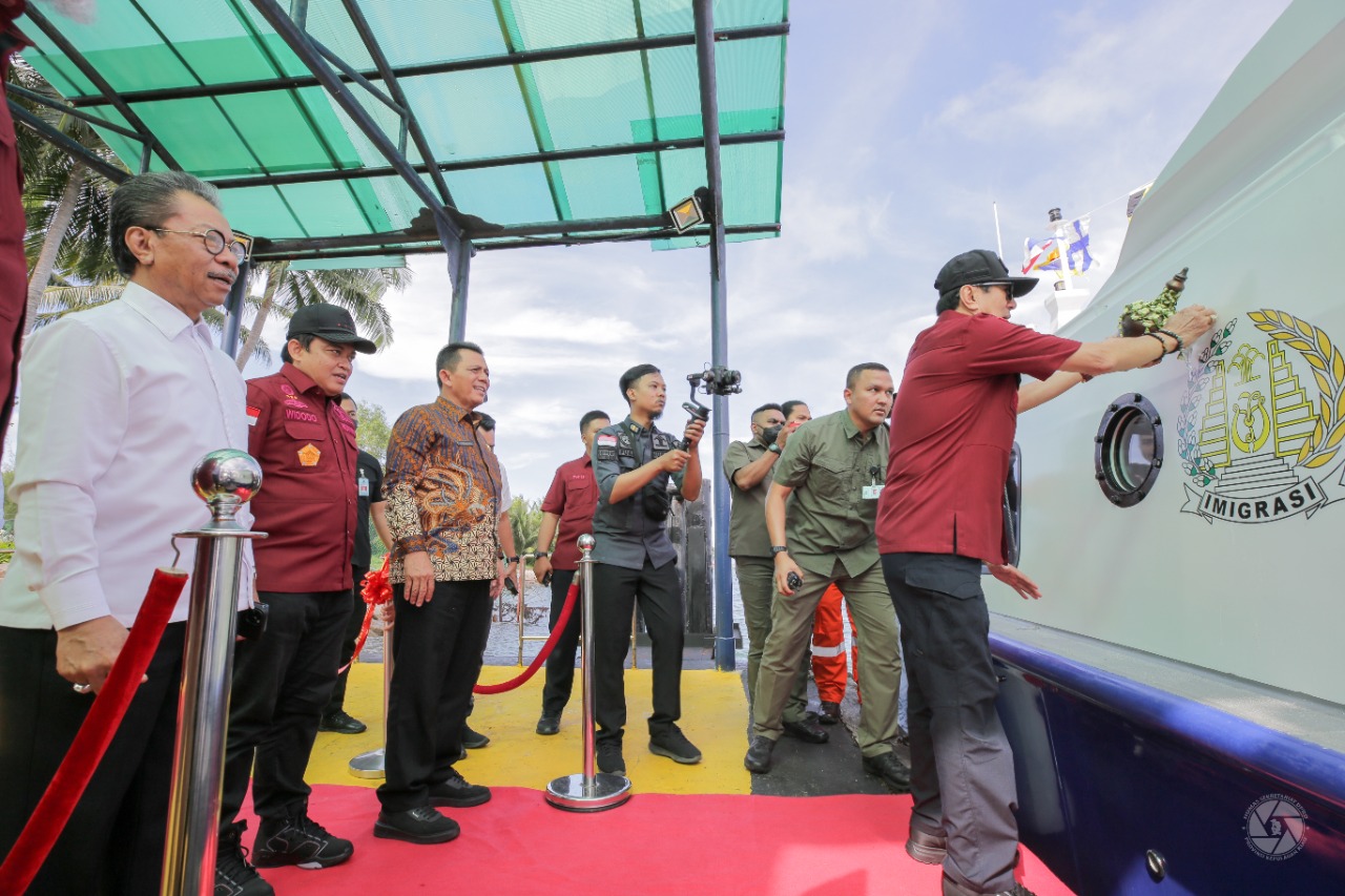 Ketua DPRD Prov Kepri Menghadiri Penyerahan Bantuan Hibah Kapal Patroli Imigrasi  Kepada Kemenkumham RI