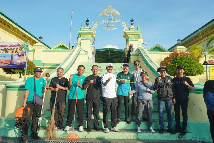Tanjungpinang - Badan Perencanaan, Penelitian, dan Pengembangan Provinsi Kepulauan Riau mengikuti Kegiatan Gotong Royong dalam rangka Hari Lingkungan Hidup Sedunia, Kamis (5/6) di Objek Wisata Cagar Budaya Pulau Penyengat.