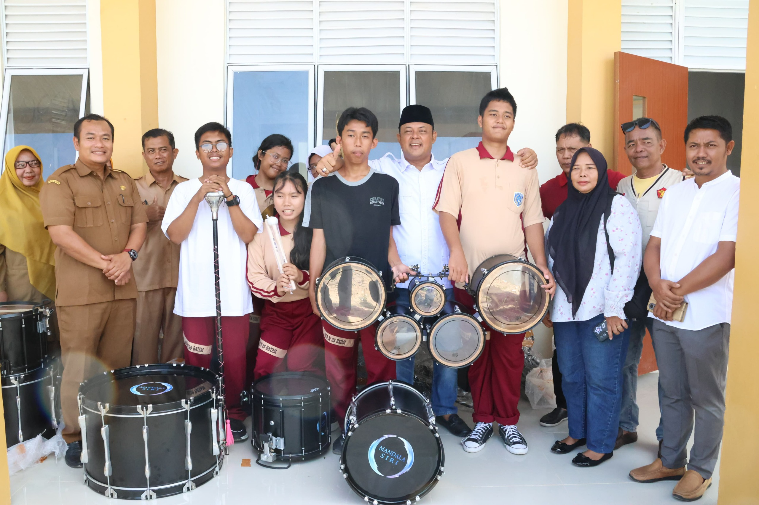Ketua DPRD Kepri Serahkan Alat Marching Band Untuk SMAN 29 Batam