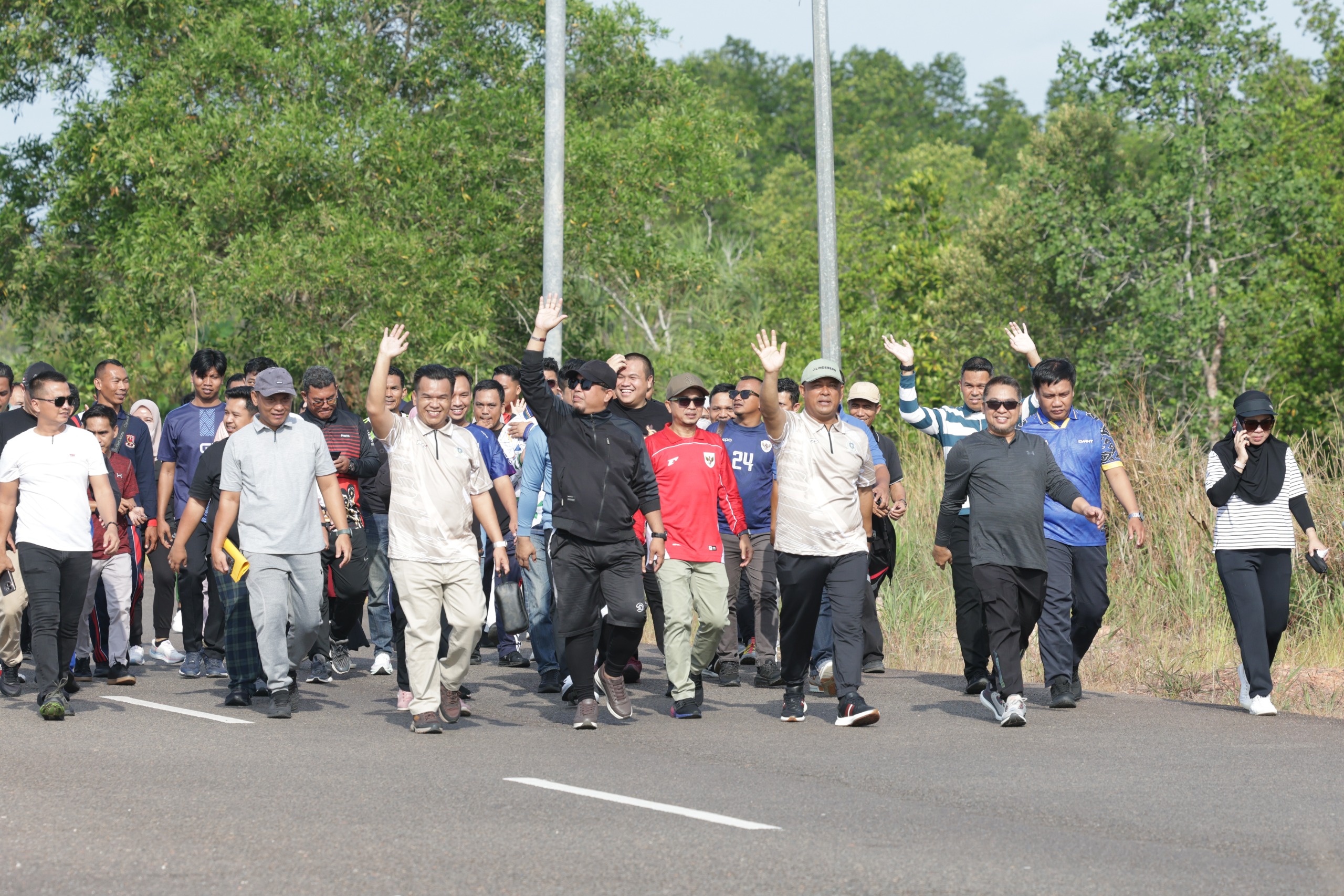 Pererat kebersamaan, Pimpinan dan Anggota DPRD kepri Gelar Jalan Santai dan Goro Bersama Seluruh Staff Sekwan