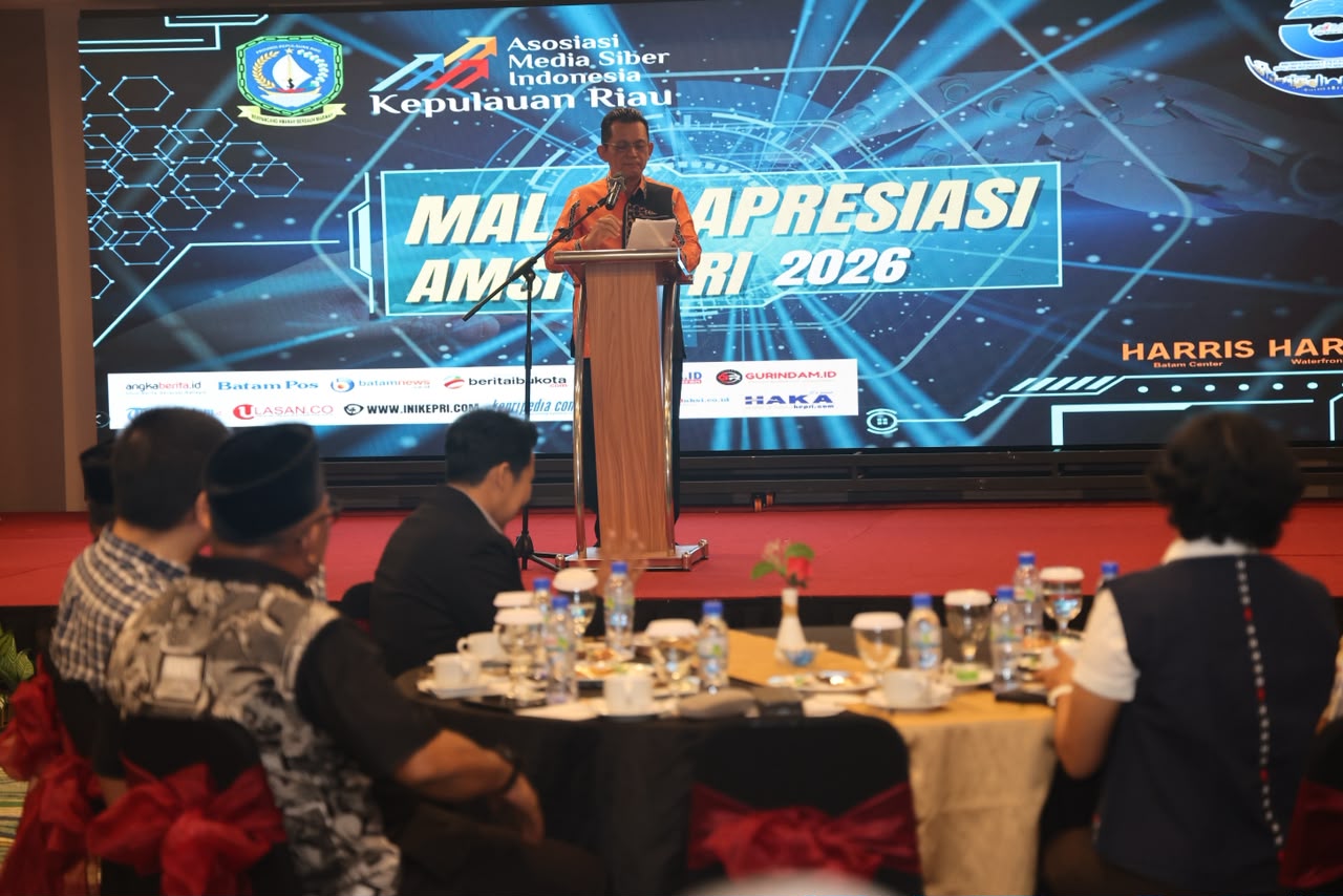 Gubernur Ansar dan Sekda Misni Terima Penghargaan AMSI Kepri