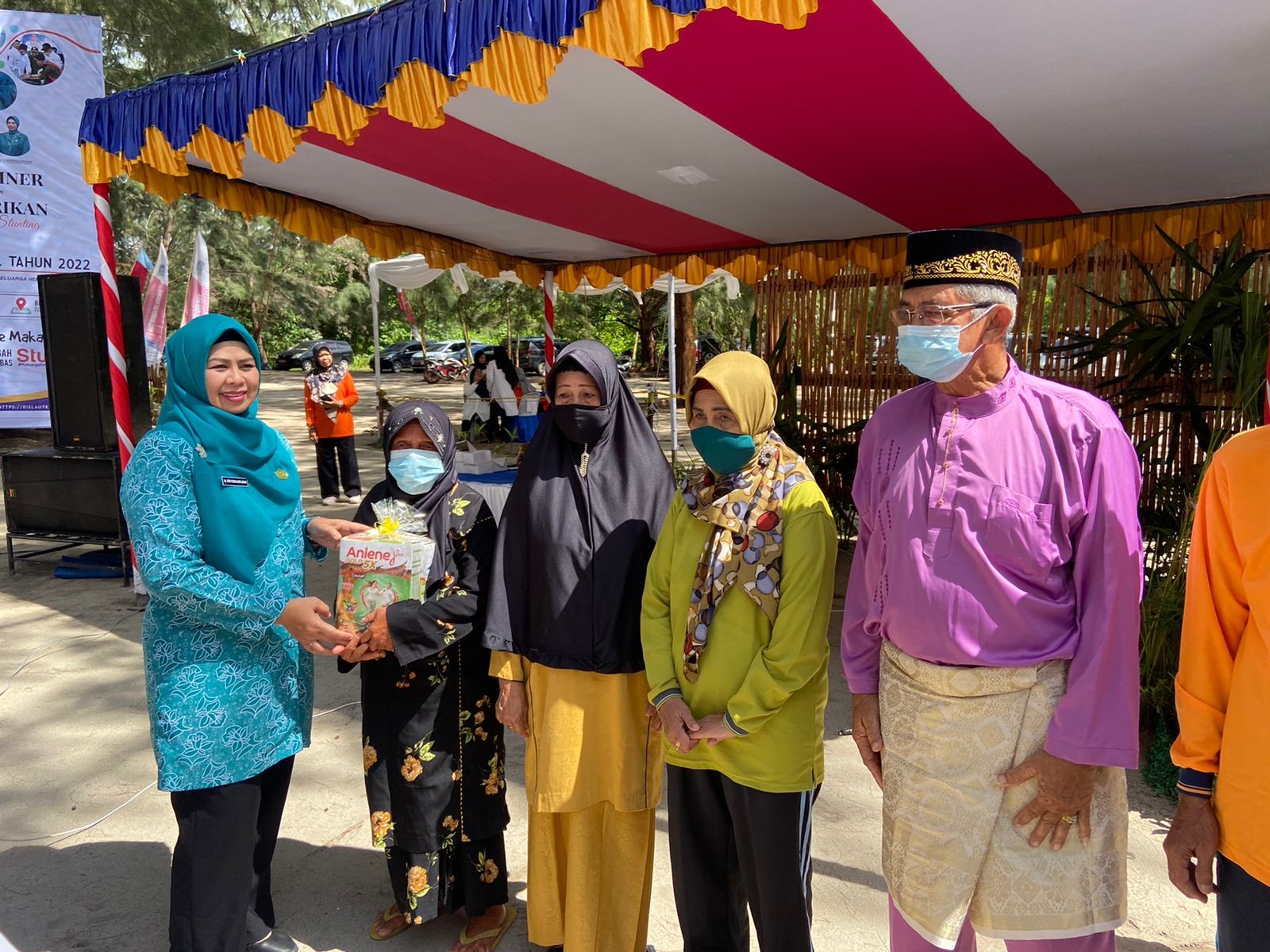 Penyerahan Susu Penunjang Bagi Lansia di Kab.Bintan