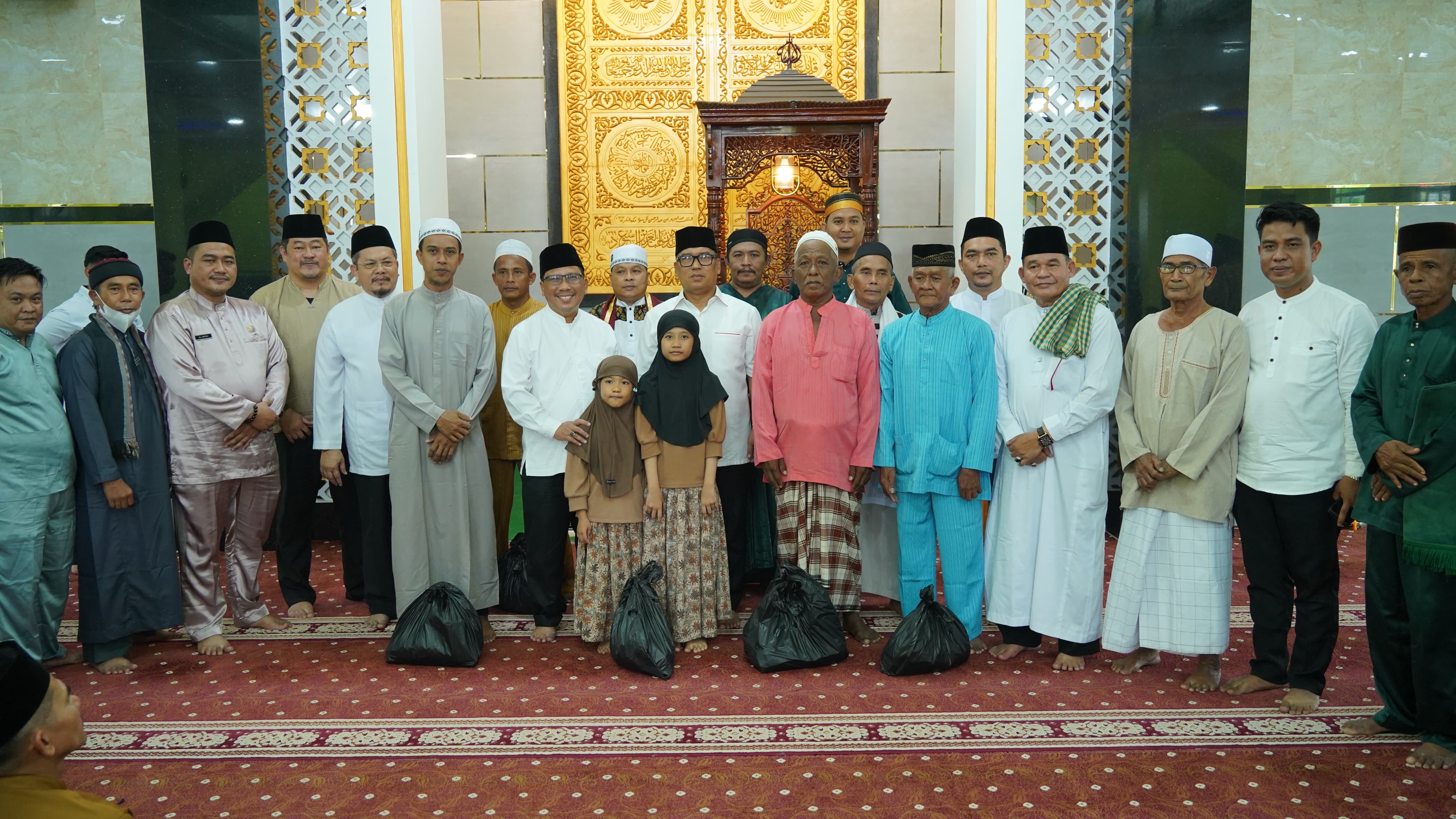 Jumat Berkah, Wagub Nyanyang Salurkan Bantuan Sembako kepada Kaum Dhuafa