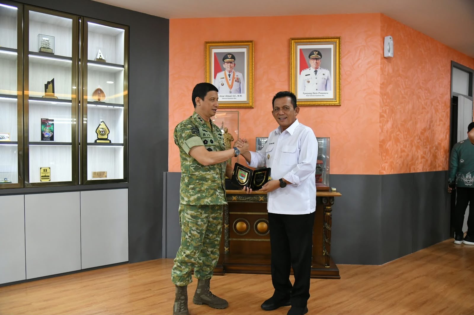 Gubernur Ansar Ahmad Sambut Pangdam Pertama Kodam XXV/Sultan Mahmud Riayat Syah