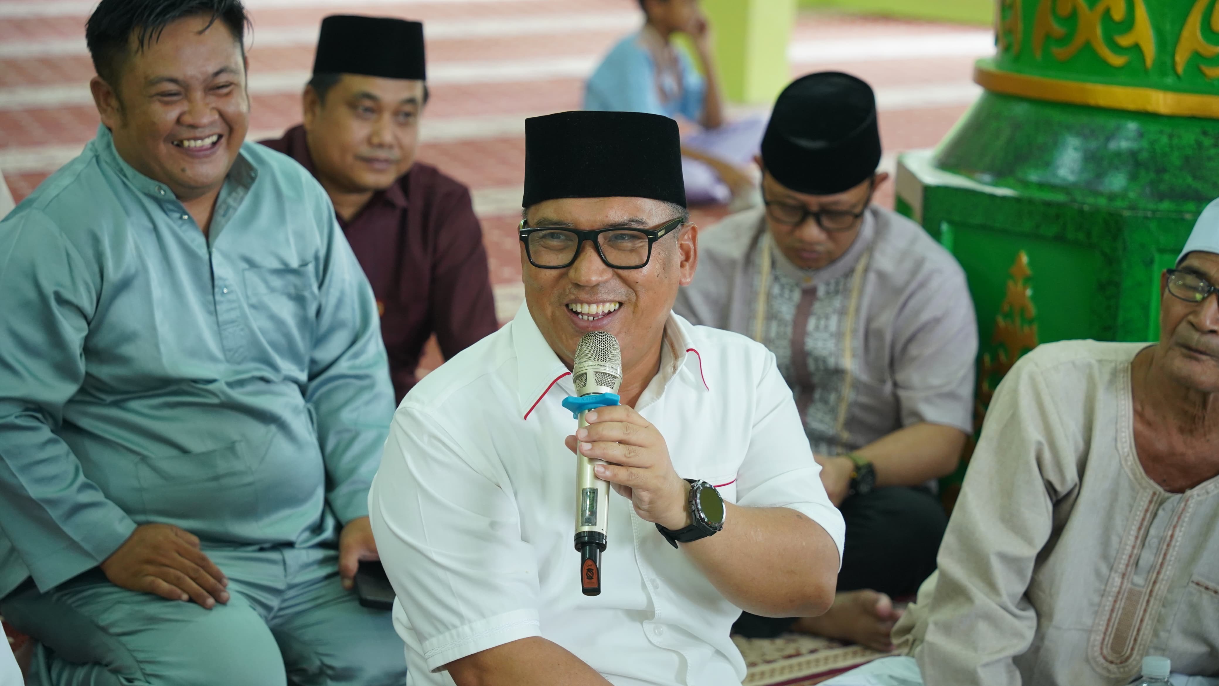 Jumat Berkah, Wagub Nyanyang Salurkan Bantuan Sembako kepada Kaum Dhuafa