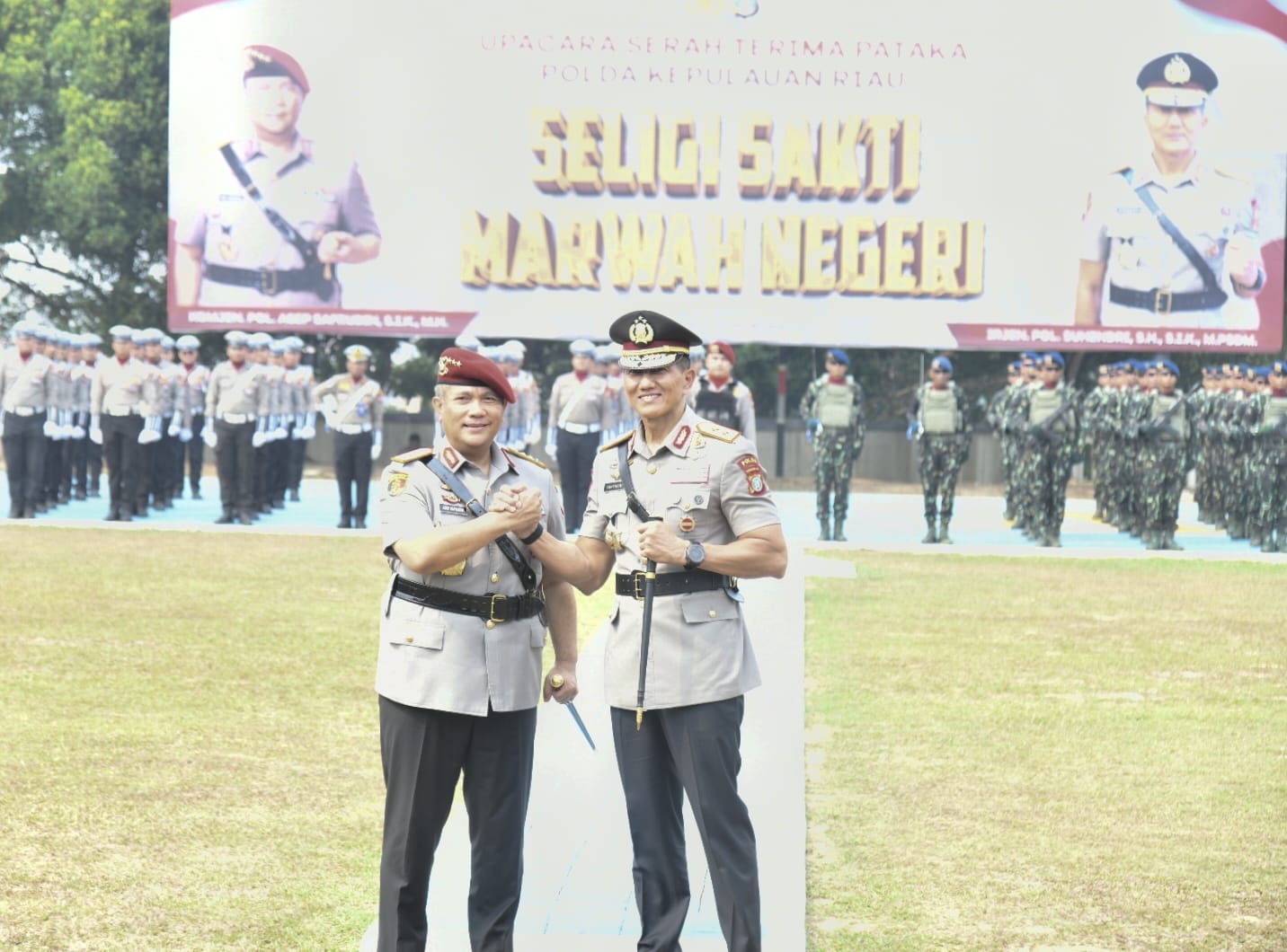 Sekdaprov Misni Hadiri Upacara Farewell and Welcome Parade Kapolda Kepri Baru