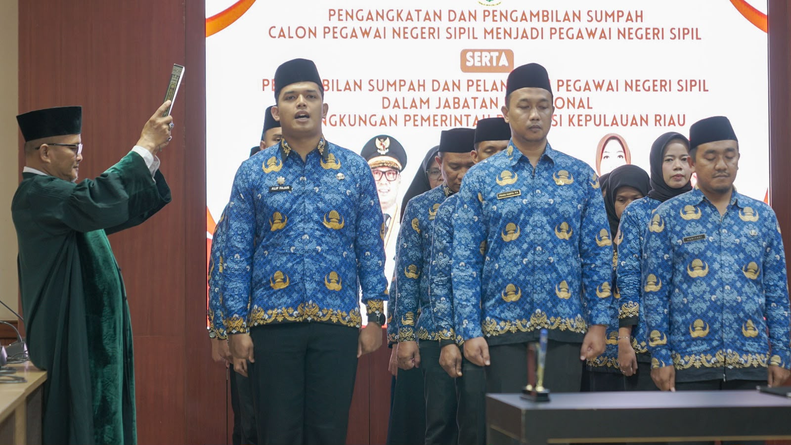 Pengangkatan dan Pengambilan Sumpah CPNS Menjadi PNS serta Pelantikan Jabatan Fungsional di Lingkungan Pemerintah Provinsi Kepulauan Riau