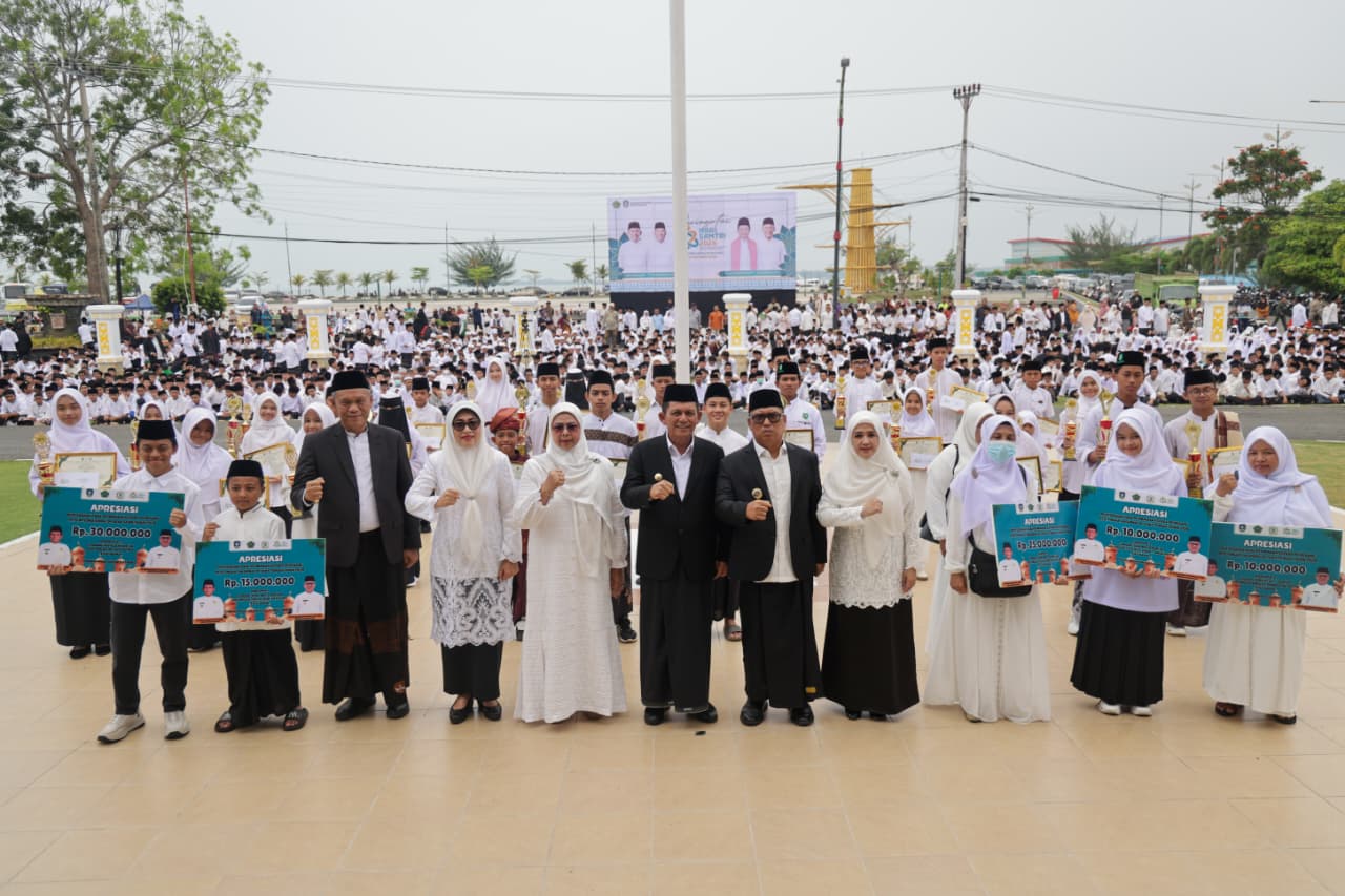 Pimpin Upacara Hari Santri 2026, Ansar Lantik Pengurus FKPP Kepri dan Bersholawat Bersama 3.000 Santri