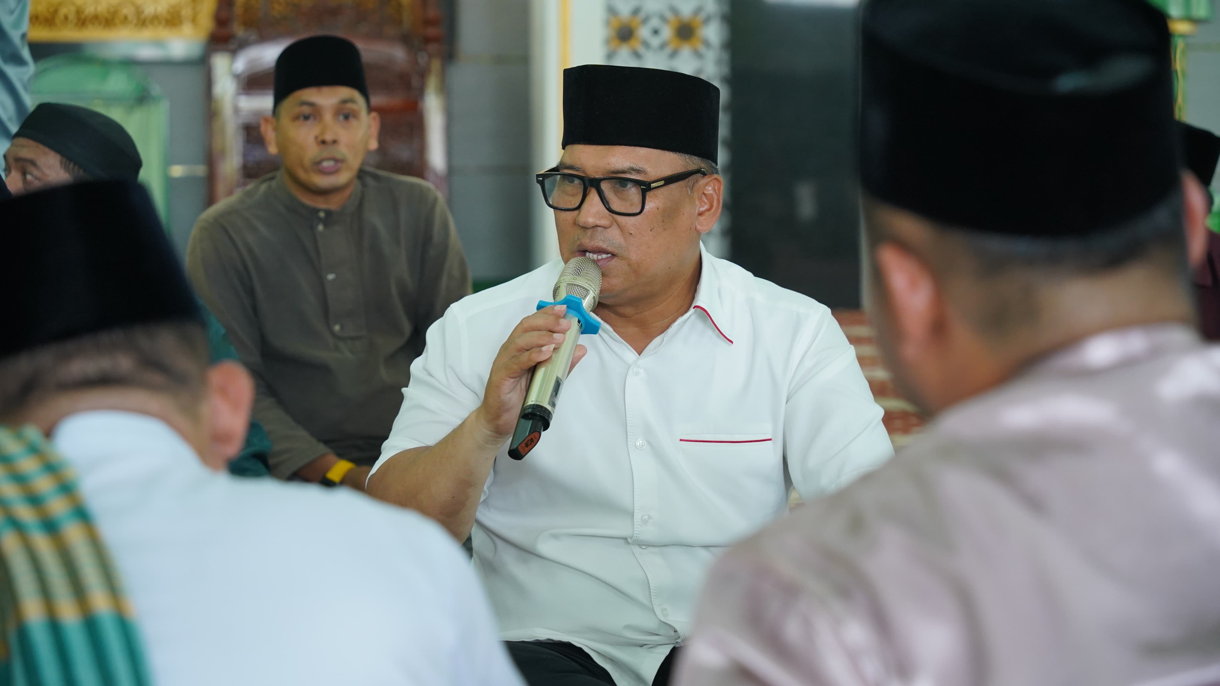 Jumat Berkah, Wagub Nyanyang Salurkan Bantuan Sembako kepada Kaum Dhuafa