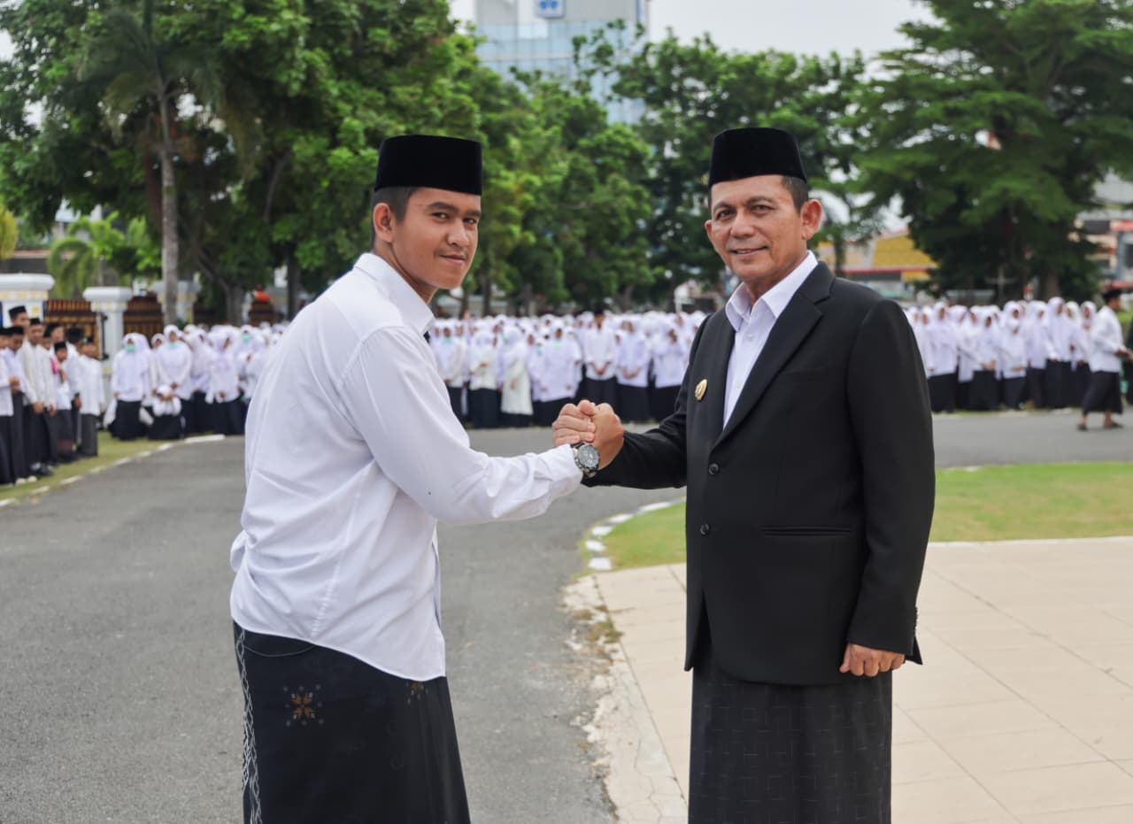Pimpin Upacara Hari Santri 2026, Ansar Lantik Pengurus FKPP Kepri dan Bersholawat Bersama 3.000 Santri