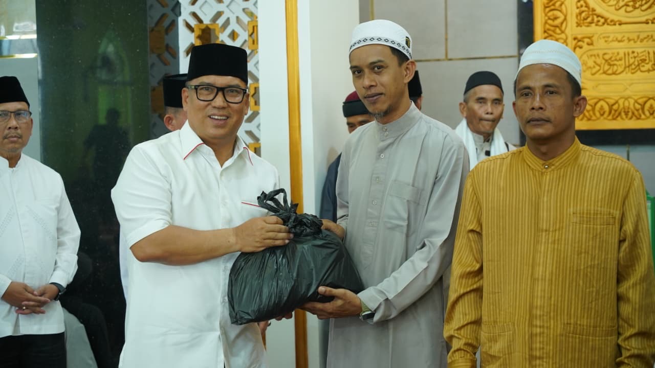 Wagub Nyanyang Salurkan Bantuan Sembako kepada Kaum Dhuafa di Kegiatan Jumat Berkah