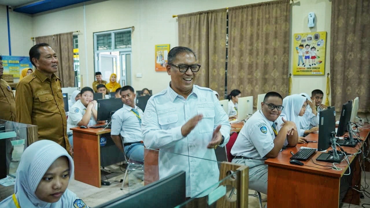 Wagub Nyanyang Pastikan TKA SMA/SMK Berjalan Lancar, Pantau Pelaksanaan di Batam Sekaligus Ber Motivasi  Terbaik