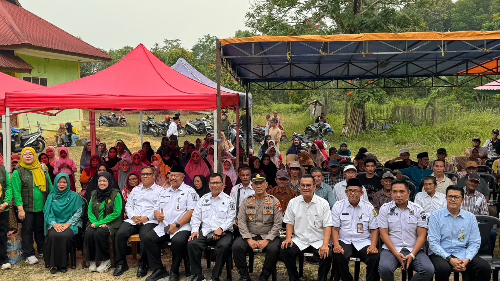 Penyerahan Bantuan Kesejahteraan Sosial Berupa Paket Sembako di Kabupaten Lingga