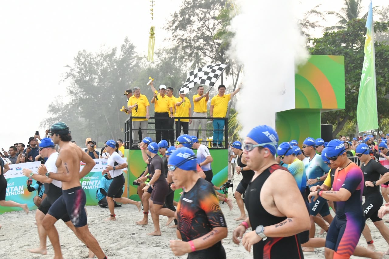 Gubernur Ansar Lepas Indofood Bintan Triathlon 2026 di Lagoi Bay