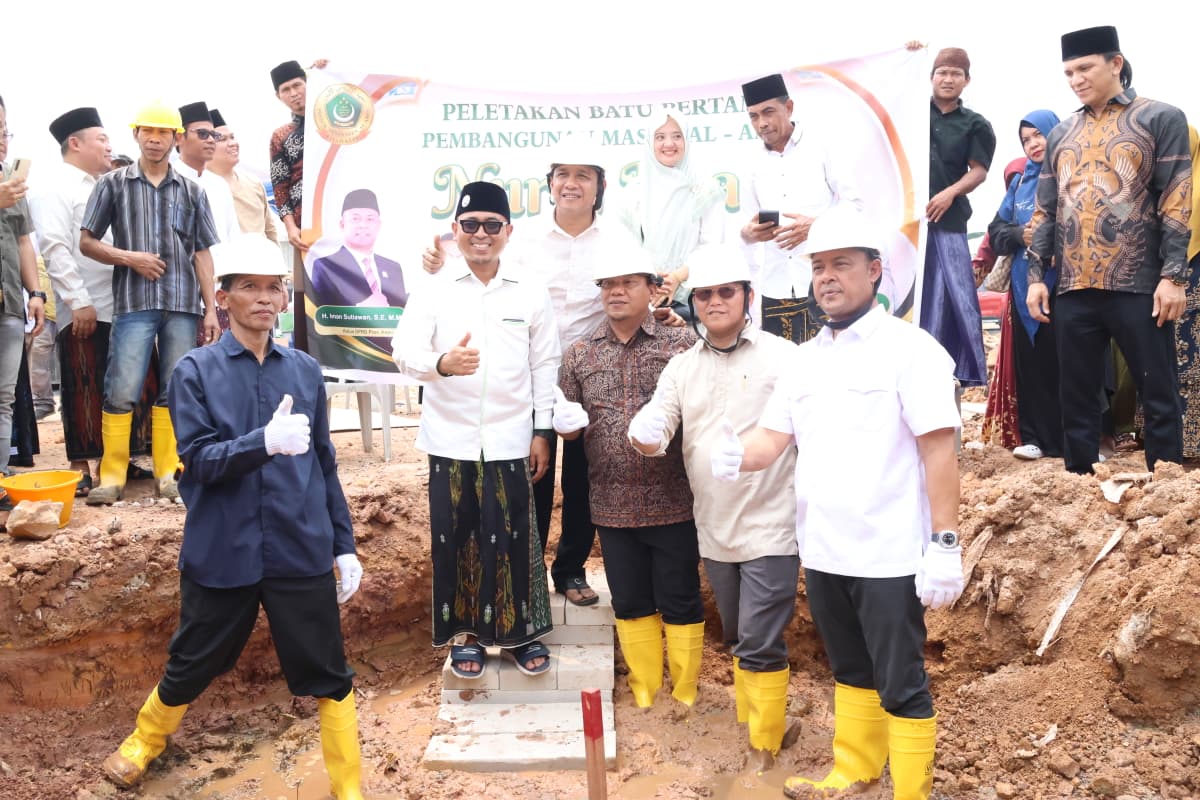 Letakkan Batu Pertama Pembangunan Masjid Al-Amin Nurul Iman, Ketua DPRD Kepri Ajak Masyarakat Perkuat Gotong Royong dan Kerukunan