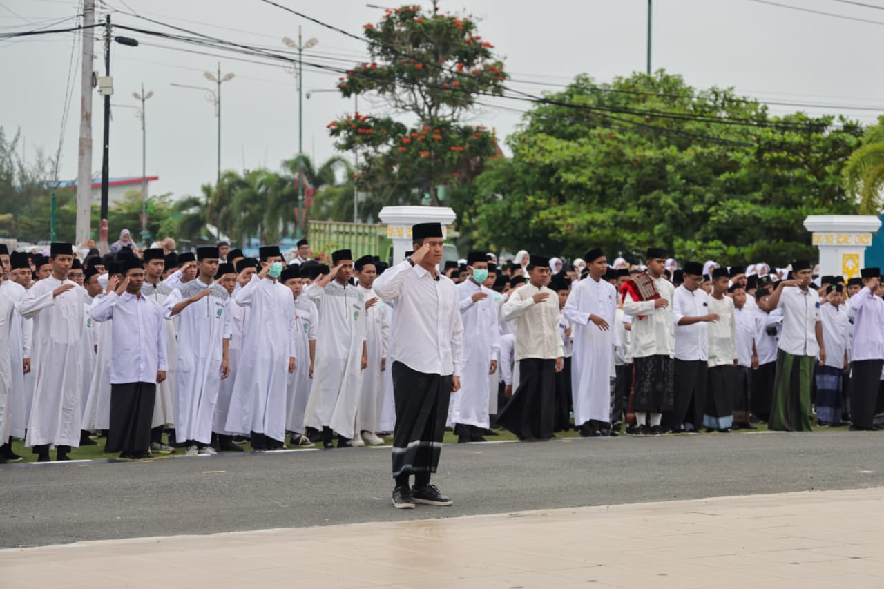 Pimpin Upacara Hari Santri 2026, Ansar Lantik Pengurus FKPP Kepri dan Bersholawat Bersama 3.000 Santri
