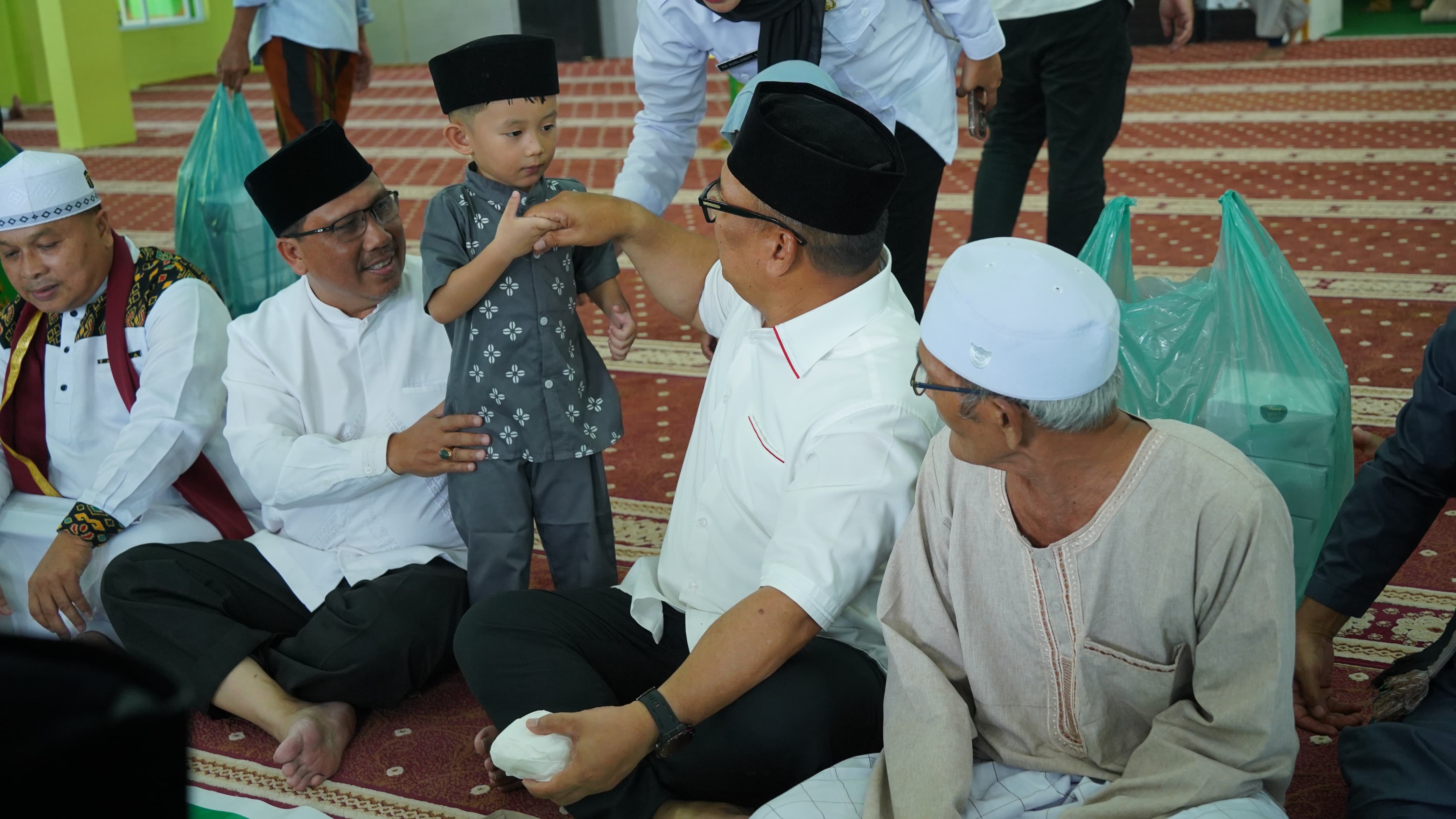 Jumat Berkah, Wagub Nyanyang Salurkan Bantuan Sembako kepada Kaum Dhuafa