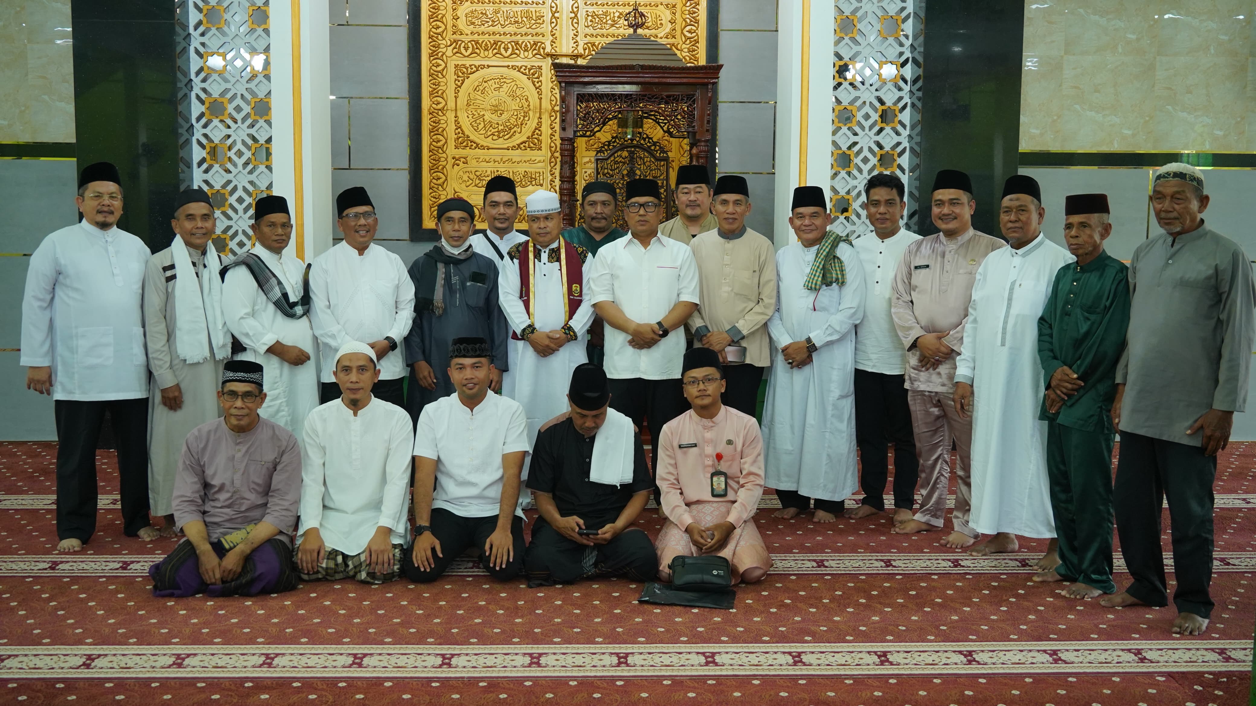 Jumat Berkah, Wagub Nyanyang Salurkan Bantuan Sembako kepada Kaum Dhuafa
