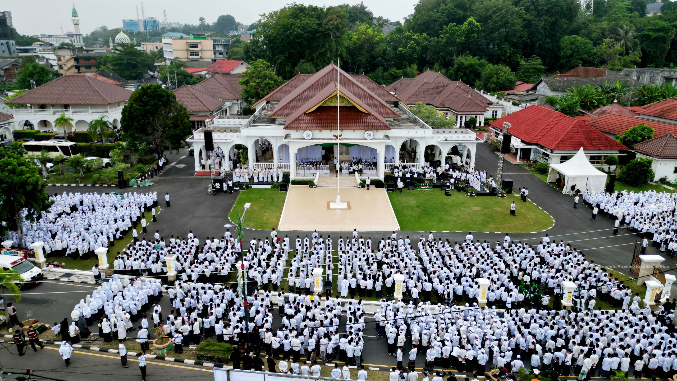 Pimpin Upacara Hari Santri 2026, Ansar Lantik Pengurus FKPP Kepri dan Bersholawat Bersama 3.000 Santri