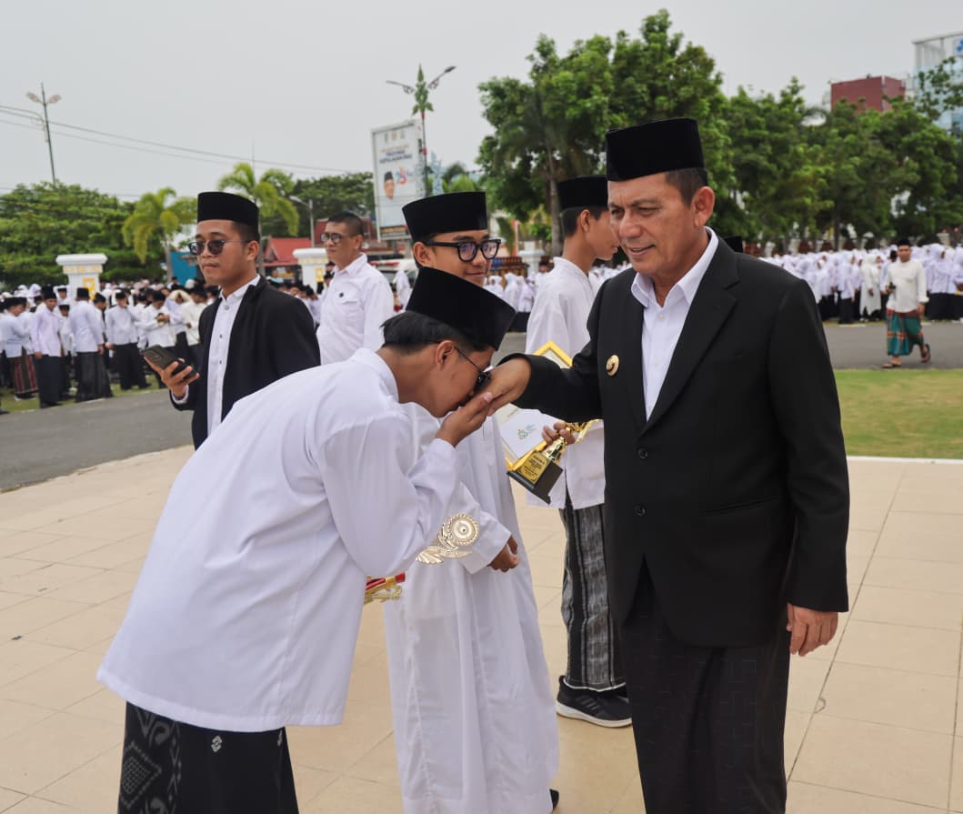 Pimpin Upacara Hari Santri 2026, Ansar Lantik Pengurus FKPP Kepri dan Bersholawat Bersama 3.000 Santri