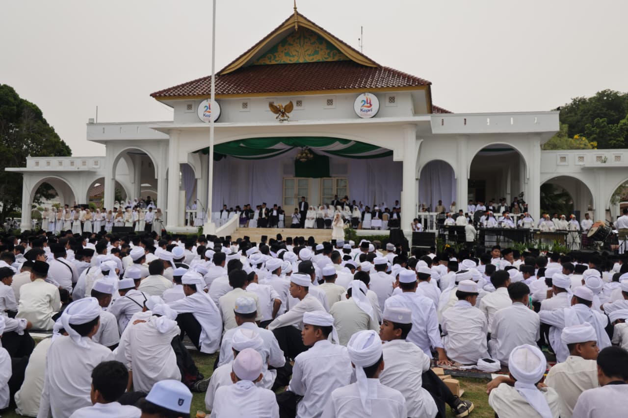 Pimpin Upacara Hari Santri 2026, Ansar Lantik Pengurus FKPP Kepri dan Bersholawat Bersama 3.000 Santri
